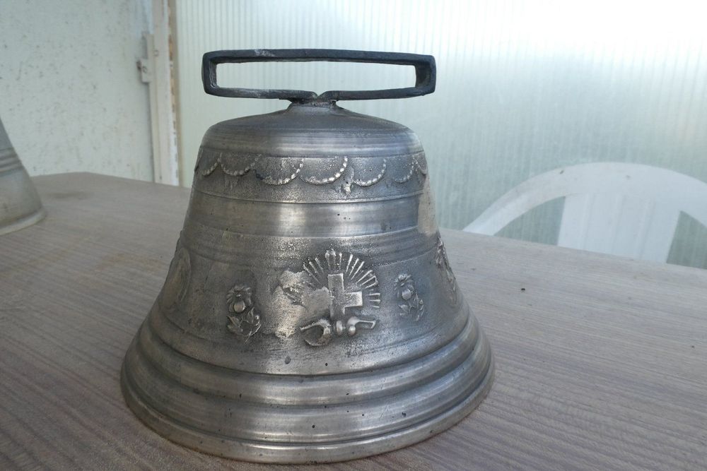 Une grande cloche ancienne en bronze
