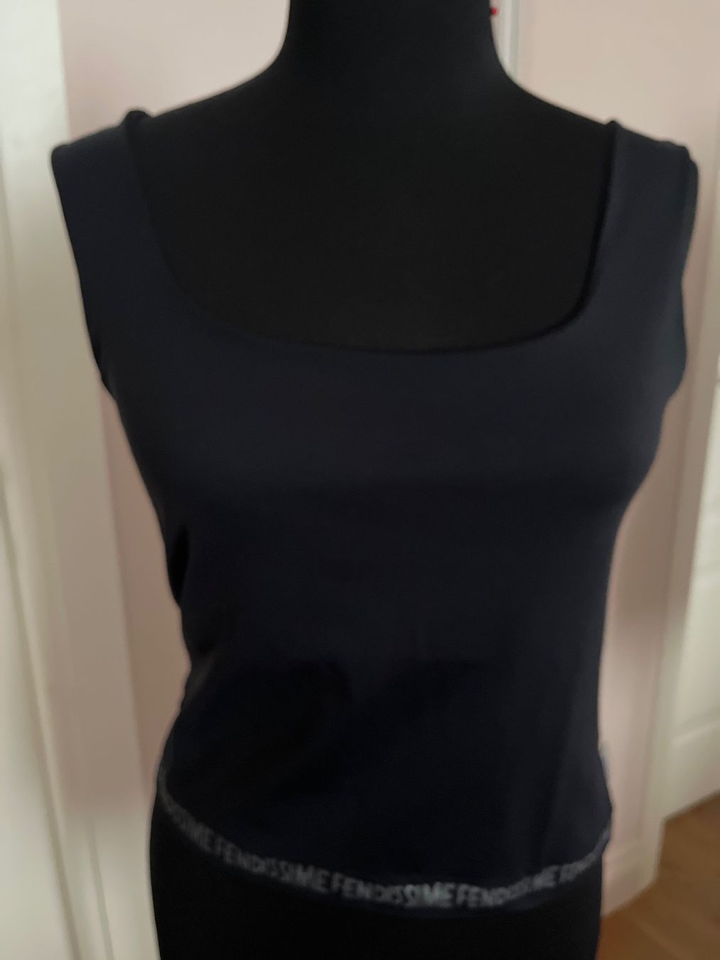Fendi Tops: Fendi black top with logo – Gebraucht aus Rüschlikon von ant_5v7g 1