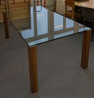 Tisch mit Glasplatte, Beine Nussbaum-Furnier, DREIECK DESIGN