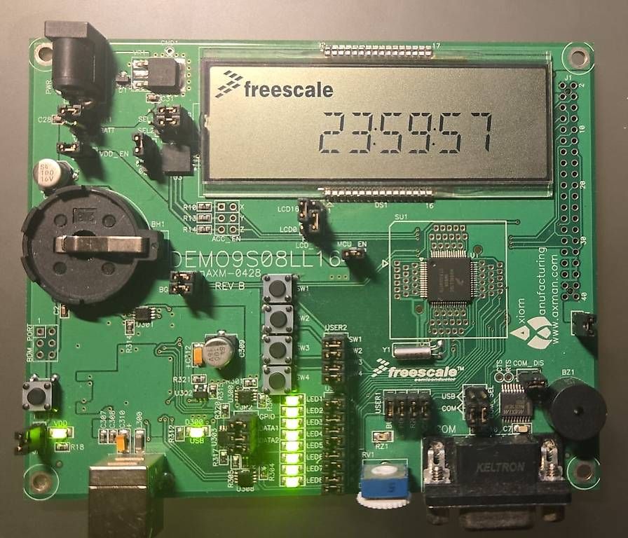 Trains électriques: Freescale DEMO9S08LL16 Mikrocontroller-Demoboard mit LCD – D'occasion à Basel par Mahapo