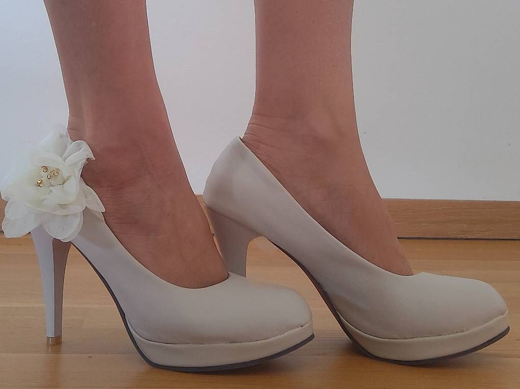 Damenschuhe: Escarpins blancs à fleurs  T.39 – Gebraucht aus Genève von sop_kbp2