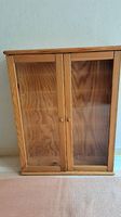 Kleine Vitrine/Holzschrank mit Glastüren