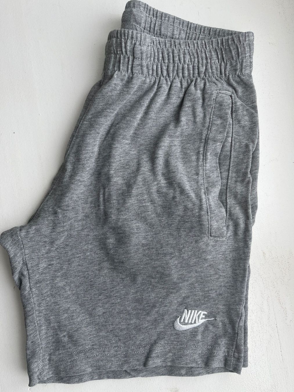 Nike Pantaloni: Short Nike gris – Usato da Court venduto da Style_ambre 1