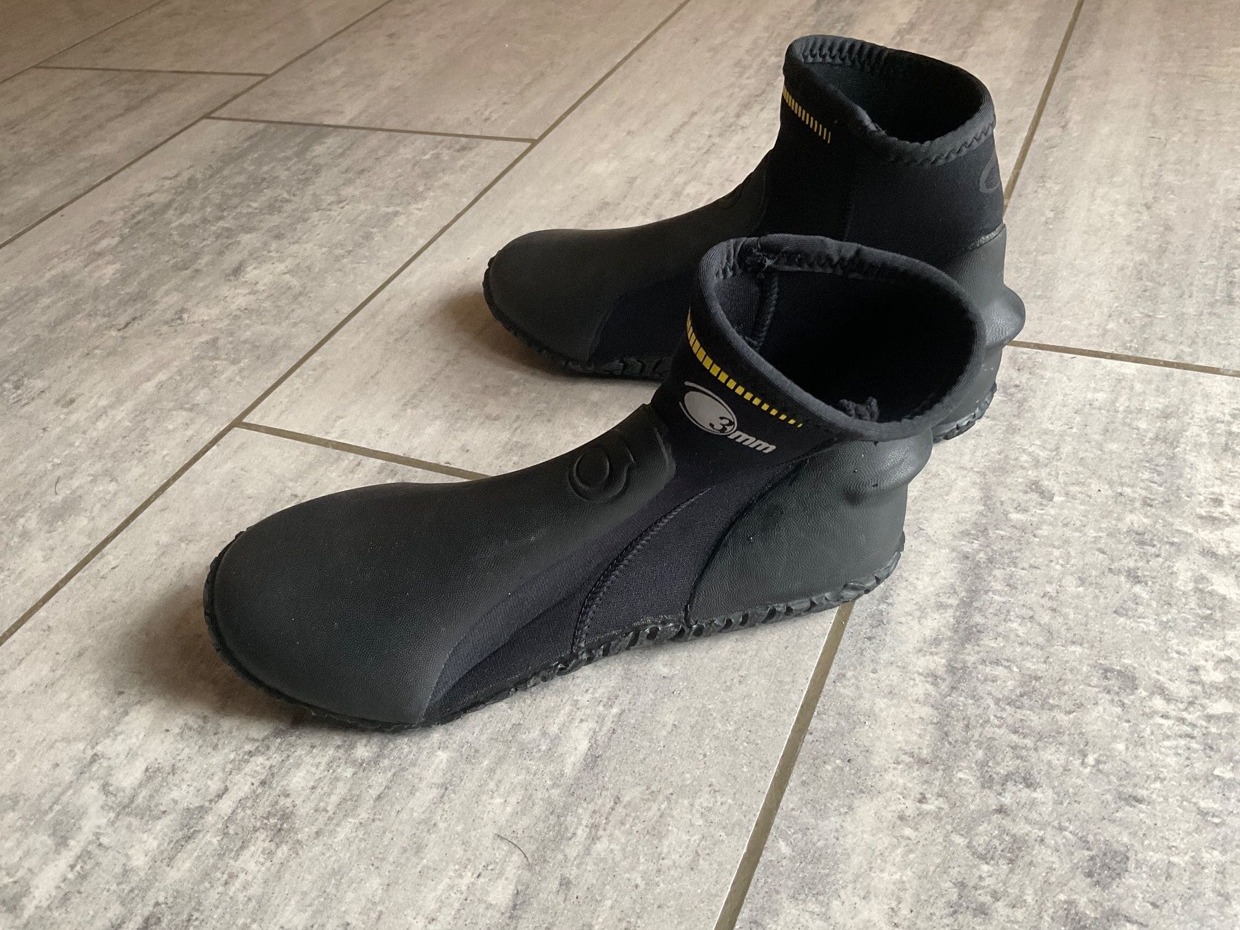 Decathlon Scarpe da uomo: Neoprenschuhe Gr 36 – Usato da Boppelsen venduto da sleisis 1