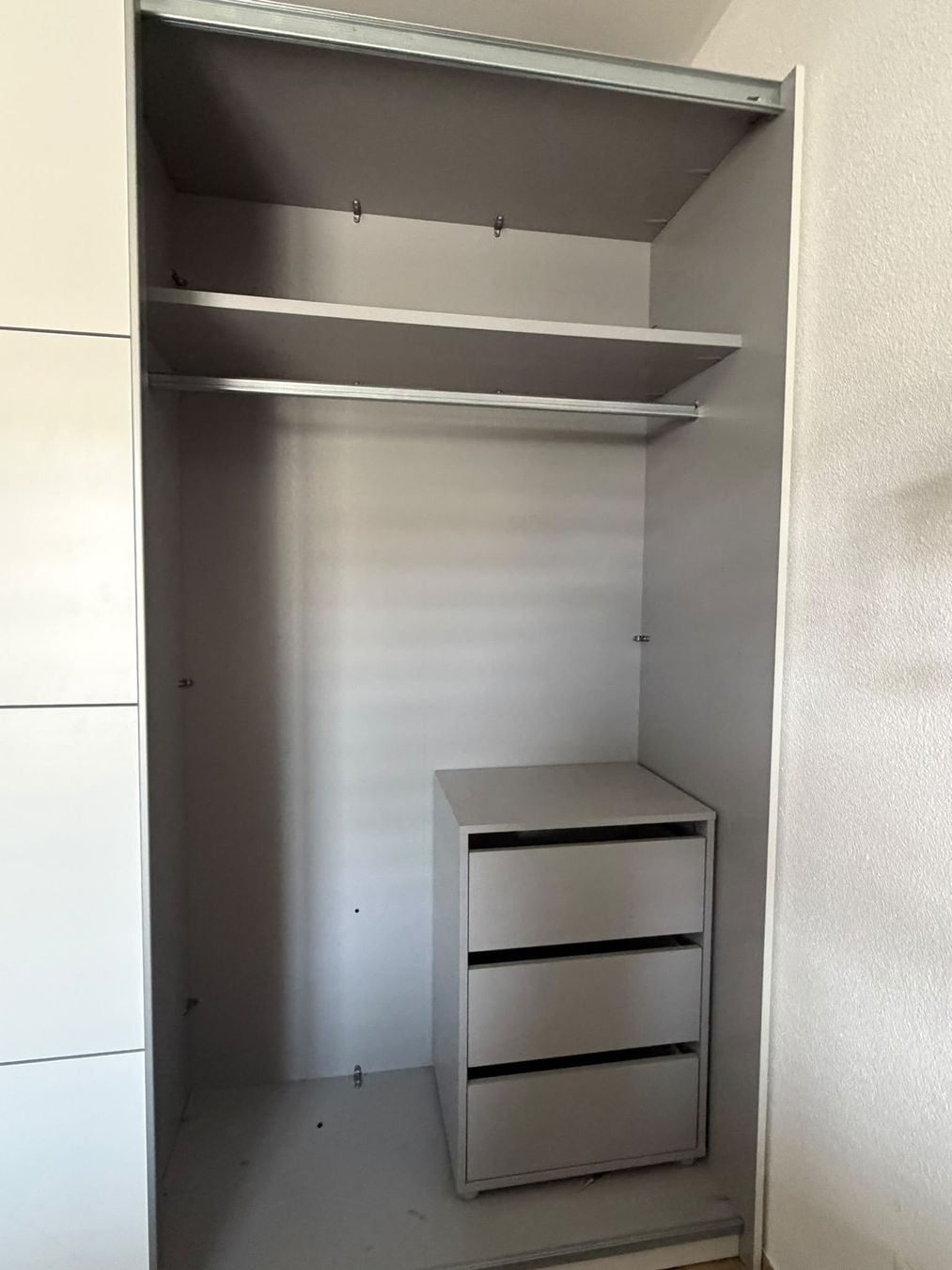 Armadi: Schwebetürenschrank weiss – Usato da Aadorf venduto da Debrunne 2