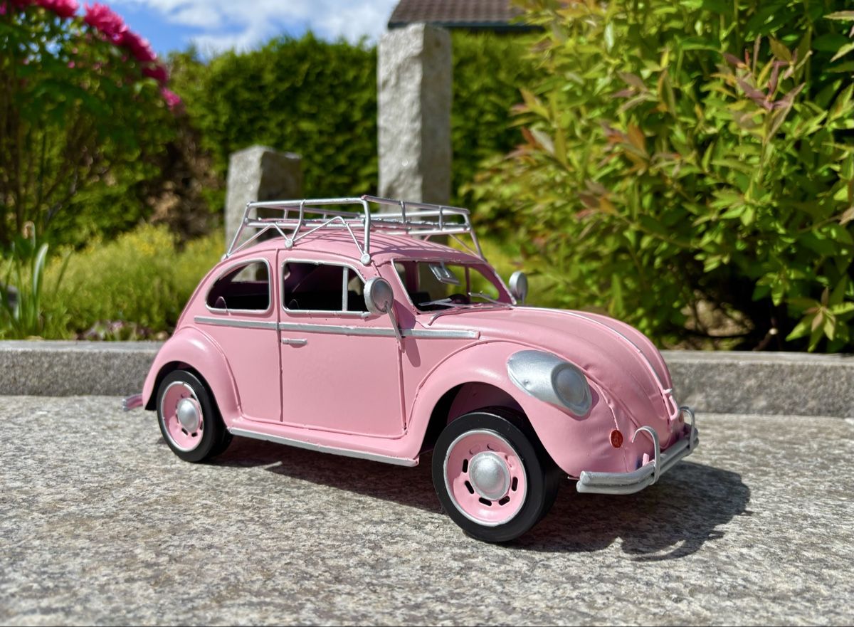 Volkswagen Modellini d'auto: VW Käfer pink aus Blech – Nuovo e nell'imballaggio originale da Langendorf venduto da Blechfahrzeuge 1