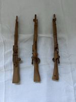 Drei Gewehre aus Holz geschnitzt 