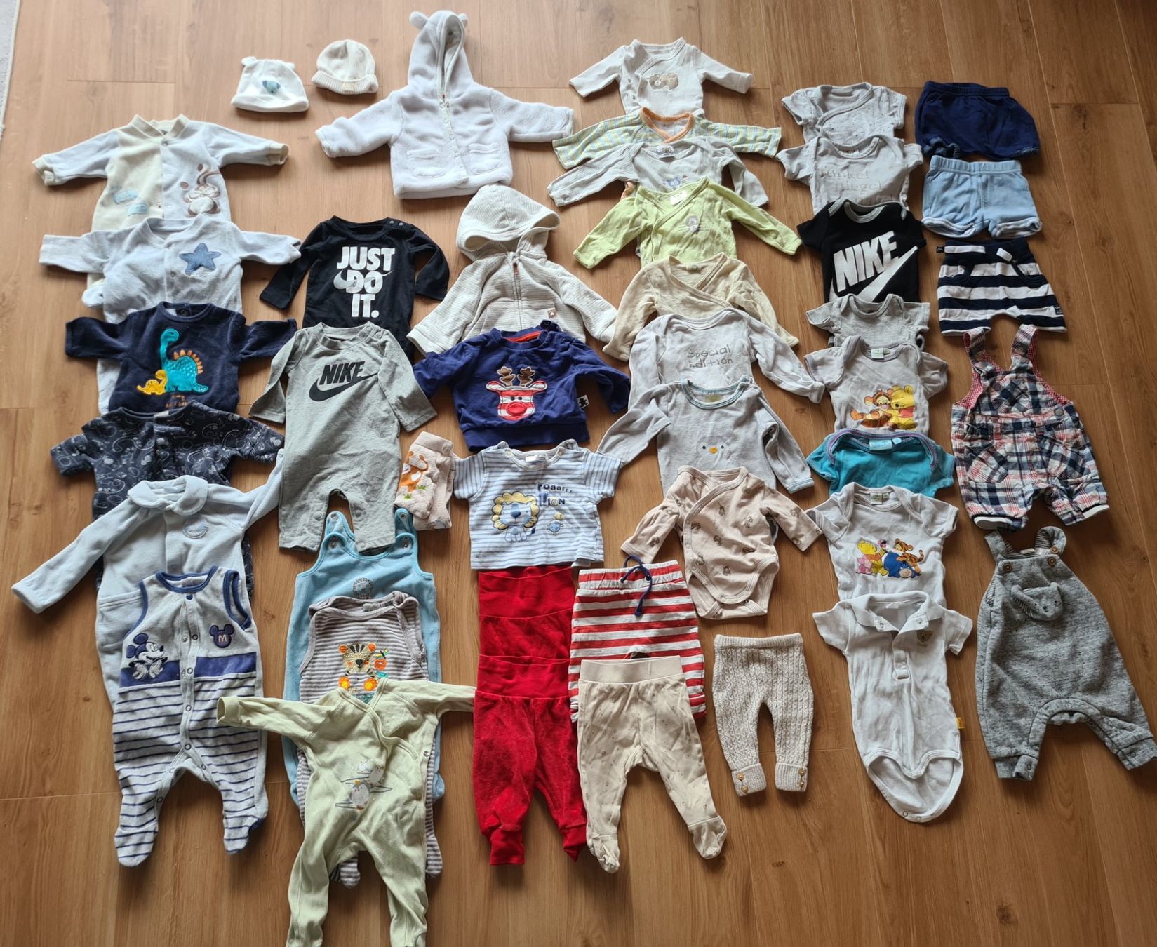 Lotti & Set di vestiti: Kleiderpaket Gr.50/56 neuwertig, 43-teilig – Usato da Oberuzwil venduto da sab_58zf