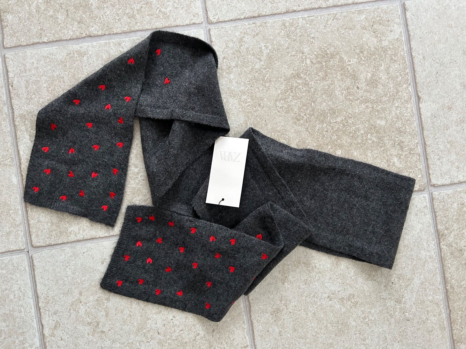 Foulard & Sciarpe: Nouvelle écharpe Zara à cœurs – Nuovo e nell'imballaggio originale da Courroux venduto da Yermakova 1