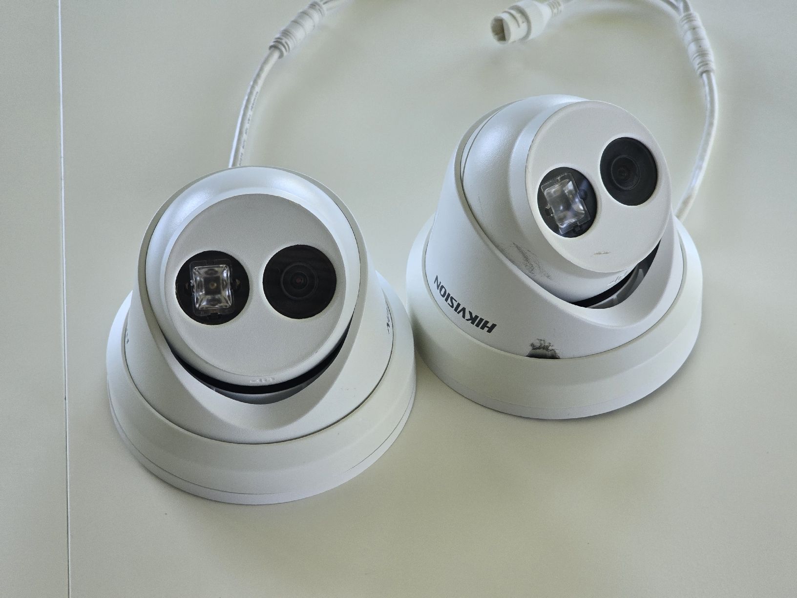 Videocamere: 2x caméra PoE Hikvision DS-2CD2385FWD-I 2.8mm – Usato da Le Mouret venduto da Lapinou