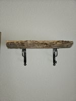 2 Rustikale Wandboards aus Holz mit Halterungen