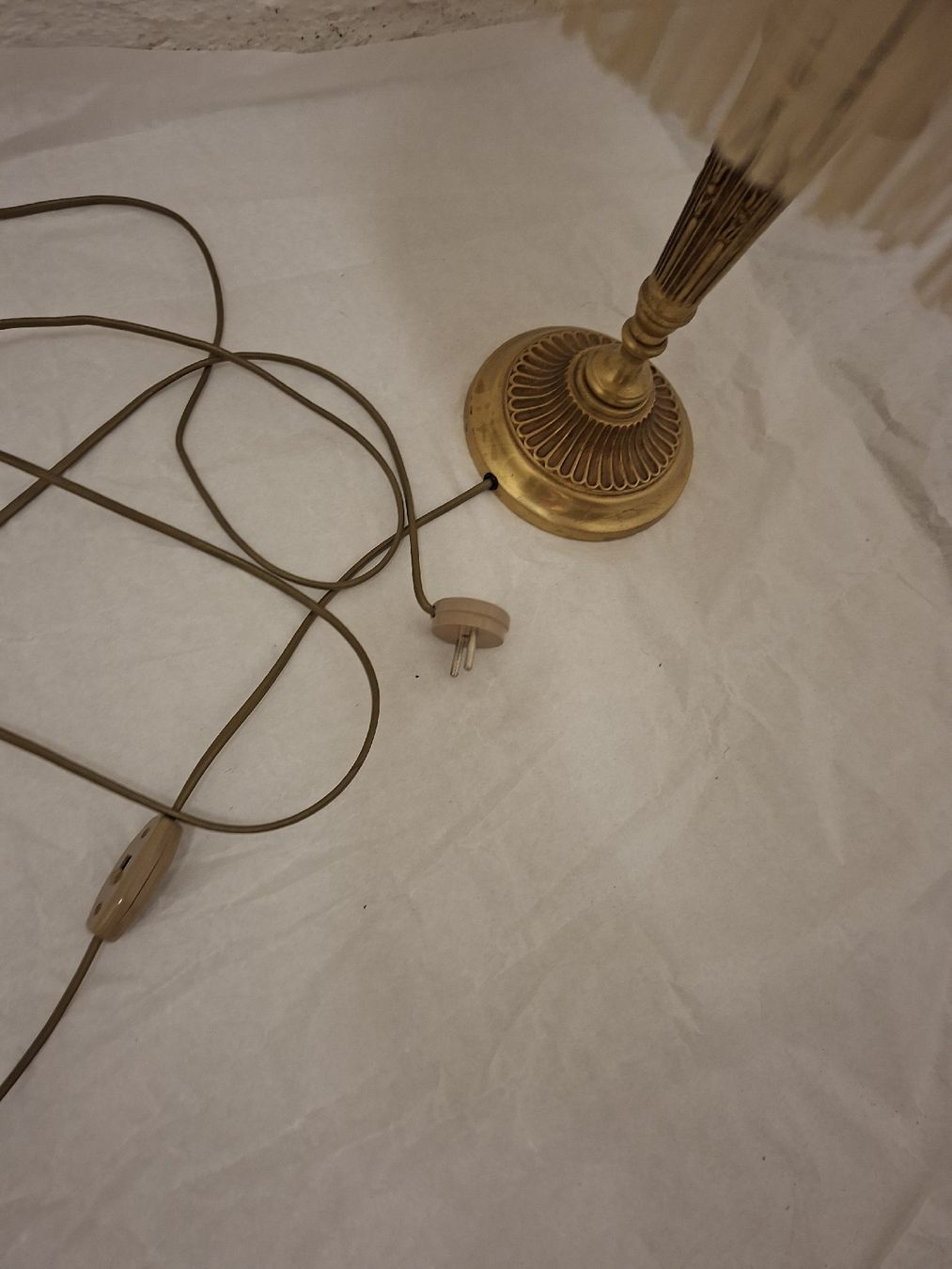 Lampen: Tischlampe Messing goldfarben mit Schirm  – Gebraucht aus Olten von Mezopotamya 6