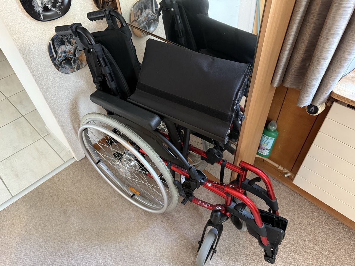Chaises roulantes: Rollstuhl Breezy Rubix2 rot  – D'occasion à Bäretswil par blaechi82 4