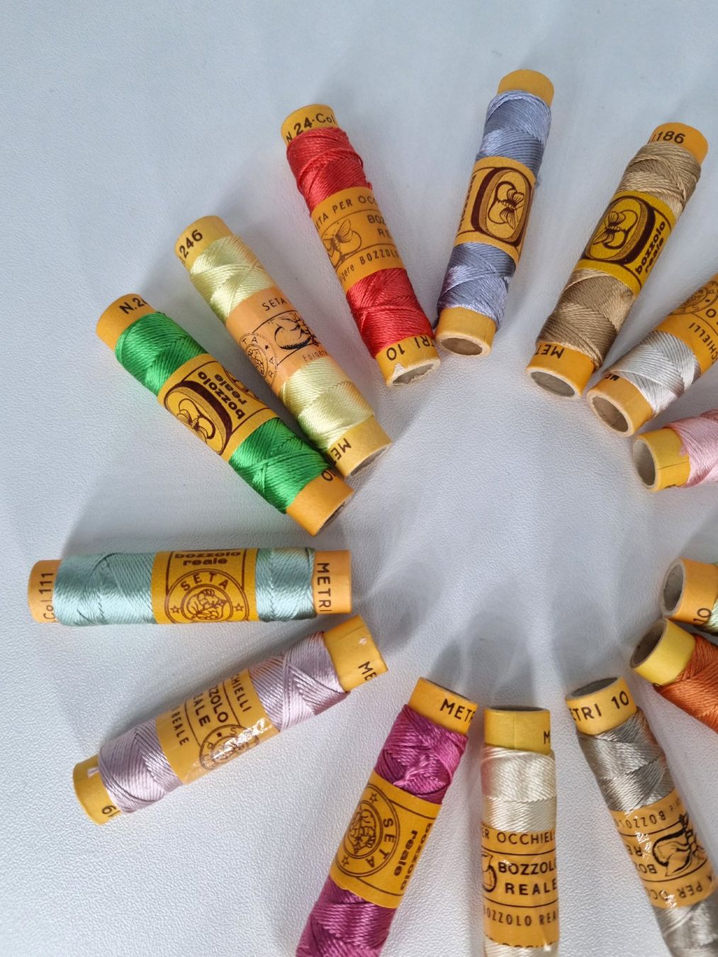 Kordeln & Faden: Vintage Seide Stickgarn 14 Farben Sommer Set – Neu und originalverpackt aus Mels von DACRI 1