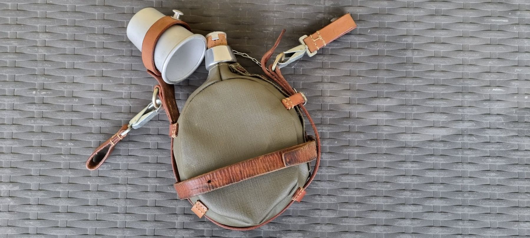 Schweizer Armee Ausrüstung & Ersatzteile: Militär Feldflasche mit Becher, Leder, Armee – Gebraucht aus Kloten von Waltiboy 1