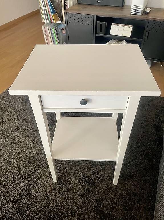 Ikea Tables de nuit: Hemnes Nachttisch von IKEA – D'occasion à Münsingen par martinschmid84 1