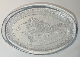 Ovale Glasplatte mit Fischrelief. GLASI HERGISWIL