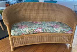 Rattan 2er-Sofa gebogen von Interio. Kaum gebraucht