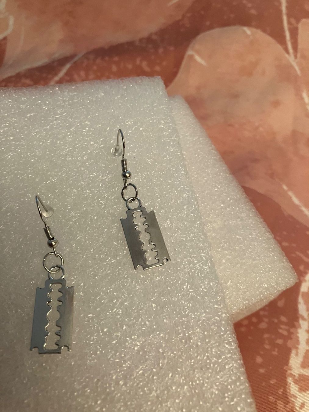 Orecchini pendenti & Orecchini a lobo: Silberfarbene Rasierklingen Hängeohrringe, Modeschmuck – Nuovo (secondo la descrizione) da Affoltern am Albis venduto da Dlotti