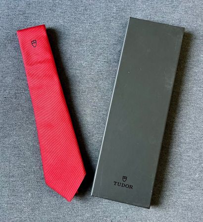 🎁 Rare cravate Tudor neuve avec boîte 🎁