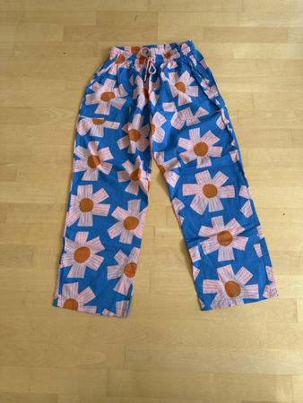 Kinder Hose blau mit Blumenmuster und Kordelzug neuwertig
