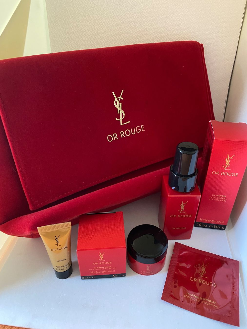 Saint Laurent Cura del viso: Set de soins Or Rouge Yves Saint-Laurent – Nuovo e nell'imballaggio originale da Bouveret venduto da wes_7zll
