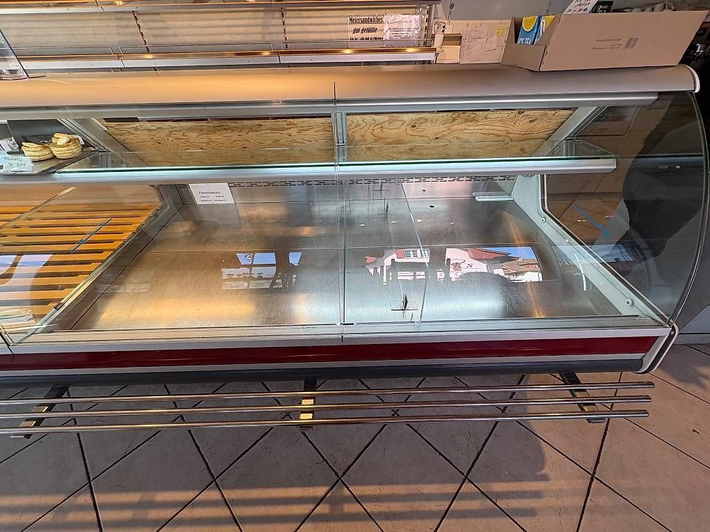 Ladenausstattungen & Messebau: Warenpräsentation Vitrine / Theke – Gebraucht aus Bätterkinden von Gugel1 3