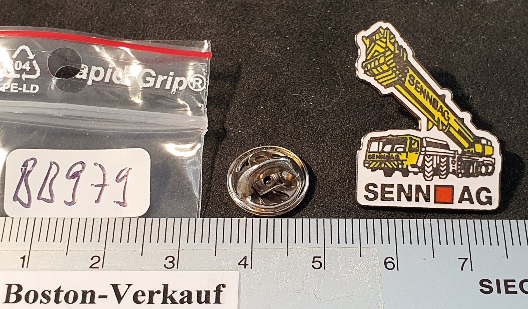 Placchette & Badge: BB979 - Pin SENN AG Pneukran – Usato da Reinach BL venduto da Boston-Verkauf 1