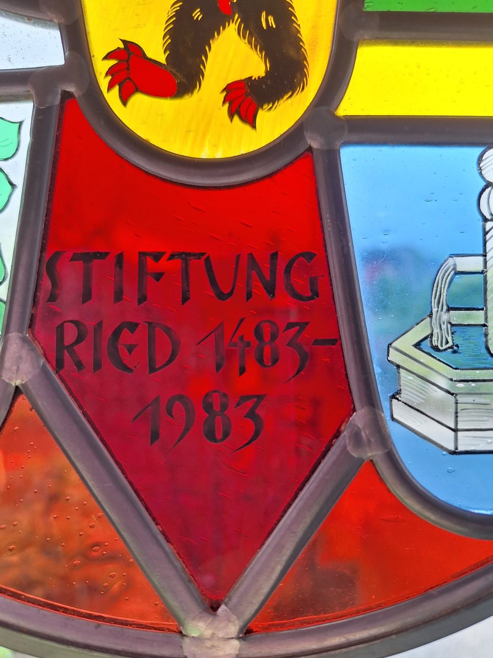 Sonstige Antiquitäten & Kunst: WAPPENSCHEIBE - 500 J. STIFTUNG RIED -- 1983 – Gebraucht aus Huttwil von Kunterbuntli 1