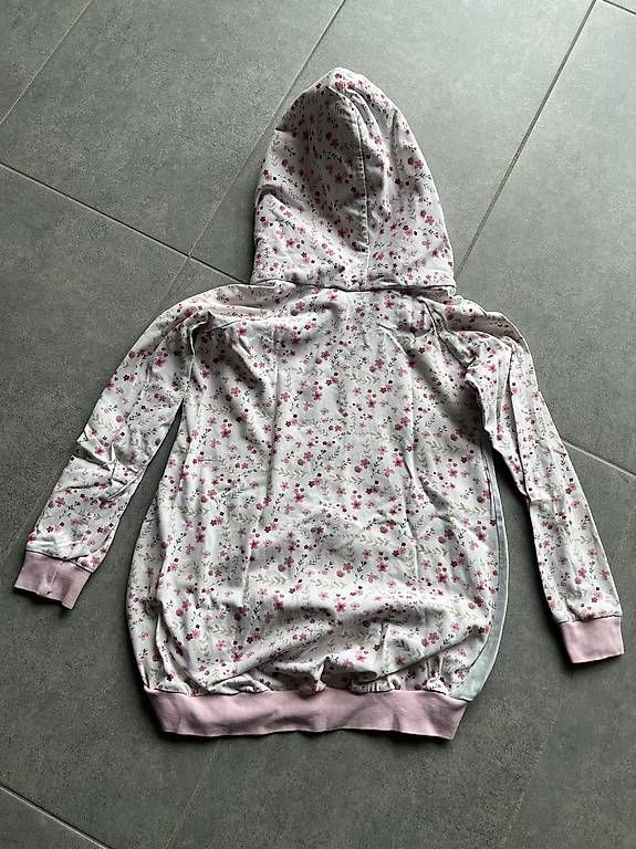 Maglioni & Felpe: Niedliche Pullover mit Kapuze 122/128 – Usato da Erlinsbach SO venduto da SmilingTiki 1