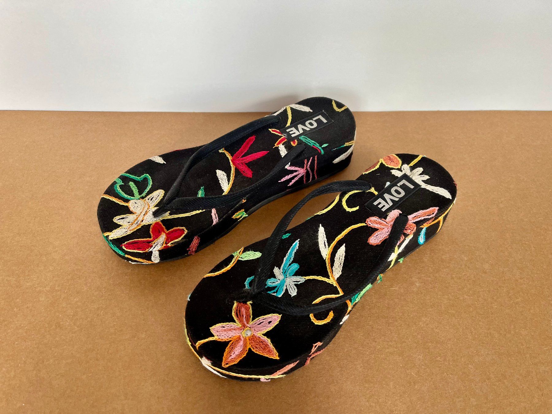 Scarpe da donna: flip flop LOVE – Usato da Bern venduto da Odimarlo 1