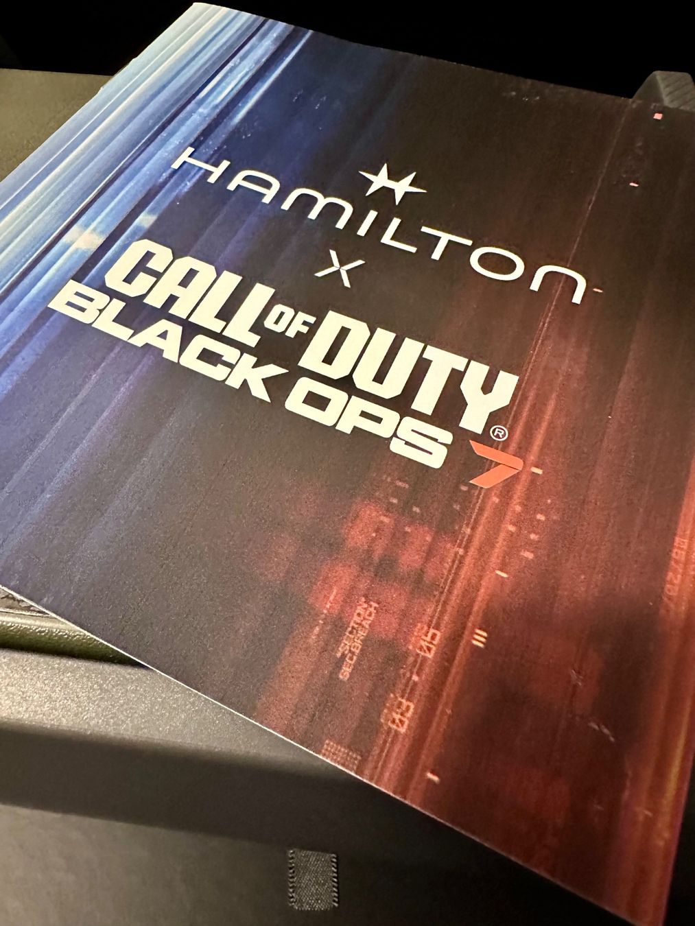 Hamilton Orologi: Hamilton Khaki Black OPS 7 Prime Bundle mit Game PS 5 – Nuovo e nell'imballaggio originale da Zeihen venduto da Swissmade 2