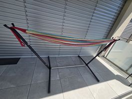 Hängematte mit Gestell, bunt.
