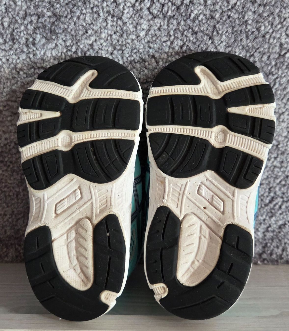 Asics Scarpe per ragazze: Schuhe Sneakers Mädchen Gr. 23.5 – Usato da Schwerzenbach venduto da sla_5gnv 2