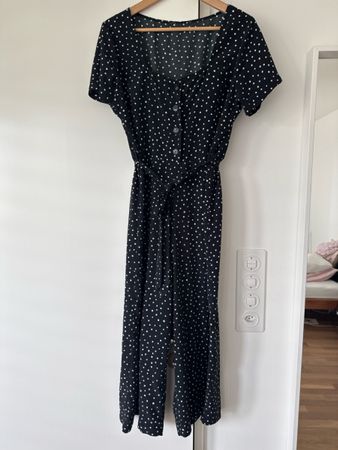 Sommerlicher schwarzer Jumpsuit mit weissen Pünktchen