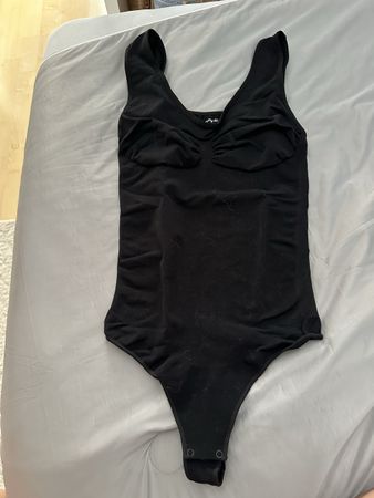 Schwarzer Body mit Raffungen