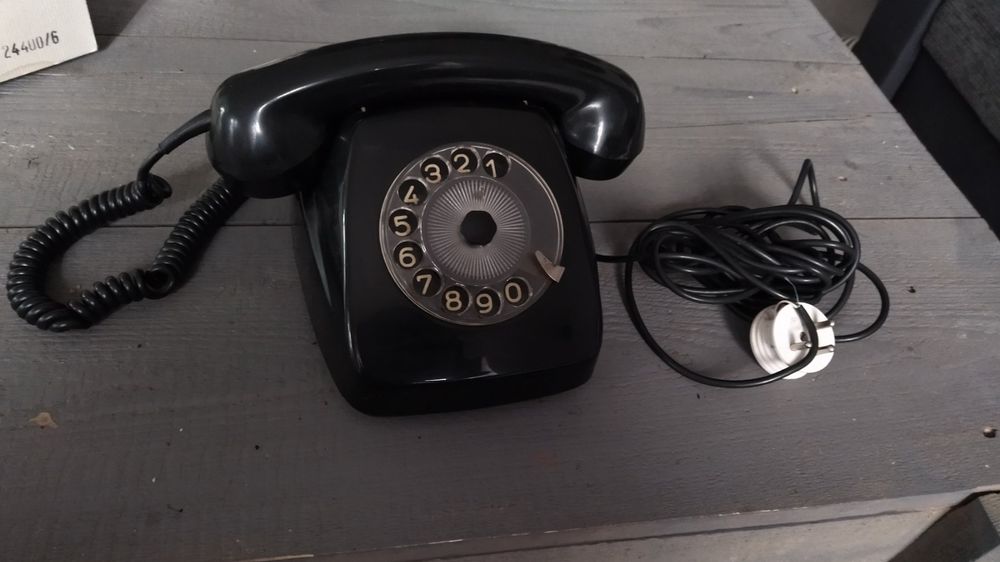 altes Telefon, schwarz, seltene Form? Aus Serbien? 1