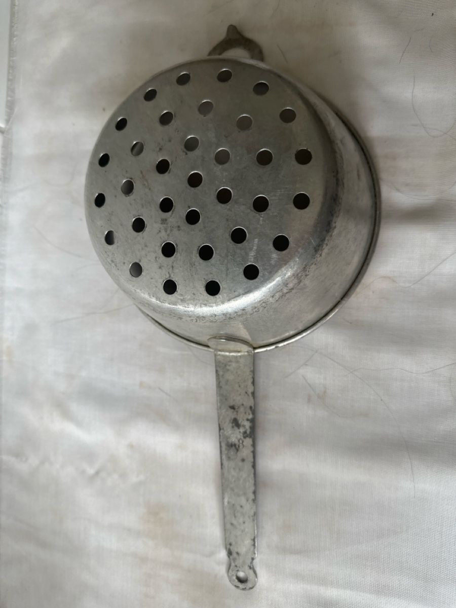 Elettrodomestici da cucina: Alte Küchenseiher, altes Spätzlisieb. robust, Durchm. 18 c – Usato da Zürich venduto da Chaeffeler 4