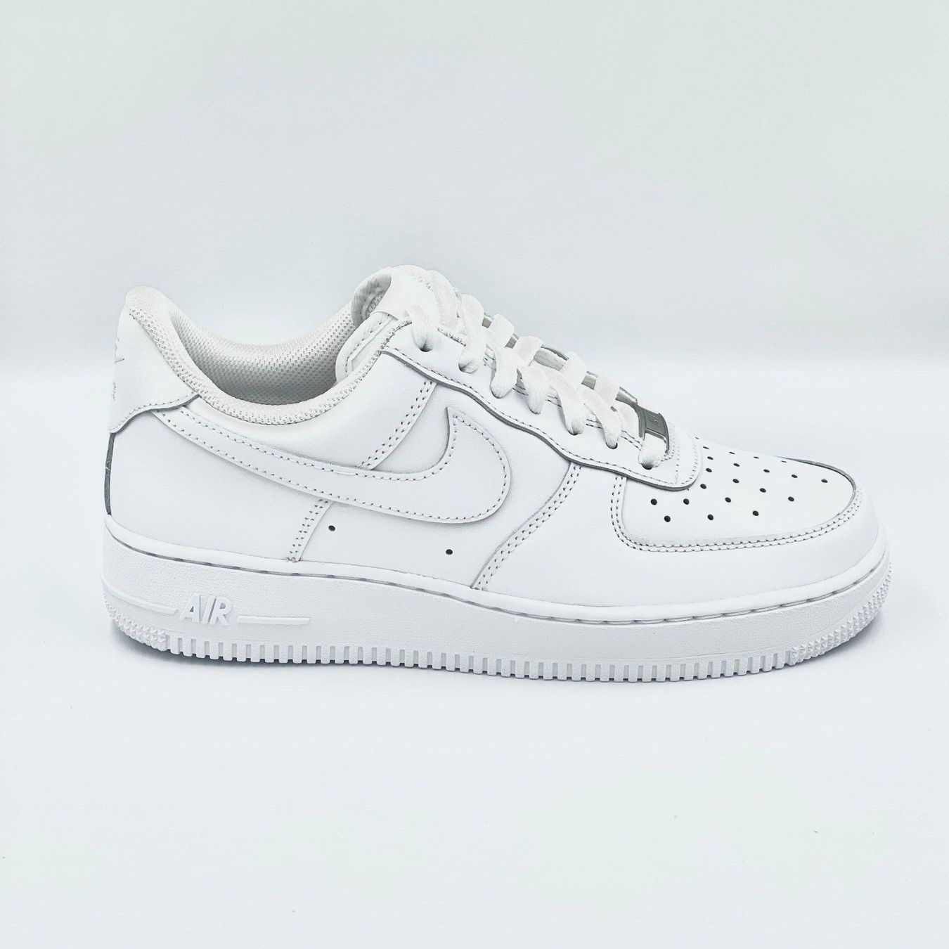 Nike Scarpe da donna: Nike Air Force 1 Triple White EU 38.5 – Nuovo e nell'imballaggio originale da Erlinsbach venduto da sasneakers 1