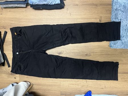 Schwarze Motorradjeans