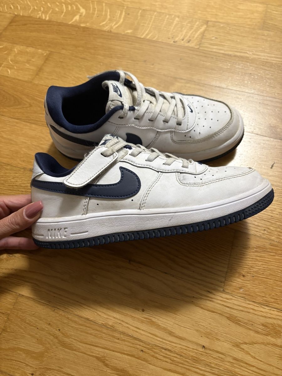 Nike Scarpe per ragazzi: Turnschuhe Nike Gr. 35 – Usato da Winterthur venduto da Baby117