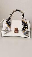 Weiße Gallantry-Schultertasche mit marineblauem Schal