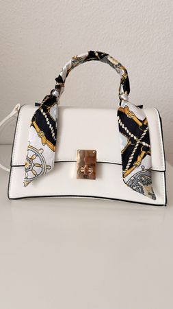 Weiße Gallantry-Schultertasche mit marineblauem Schal