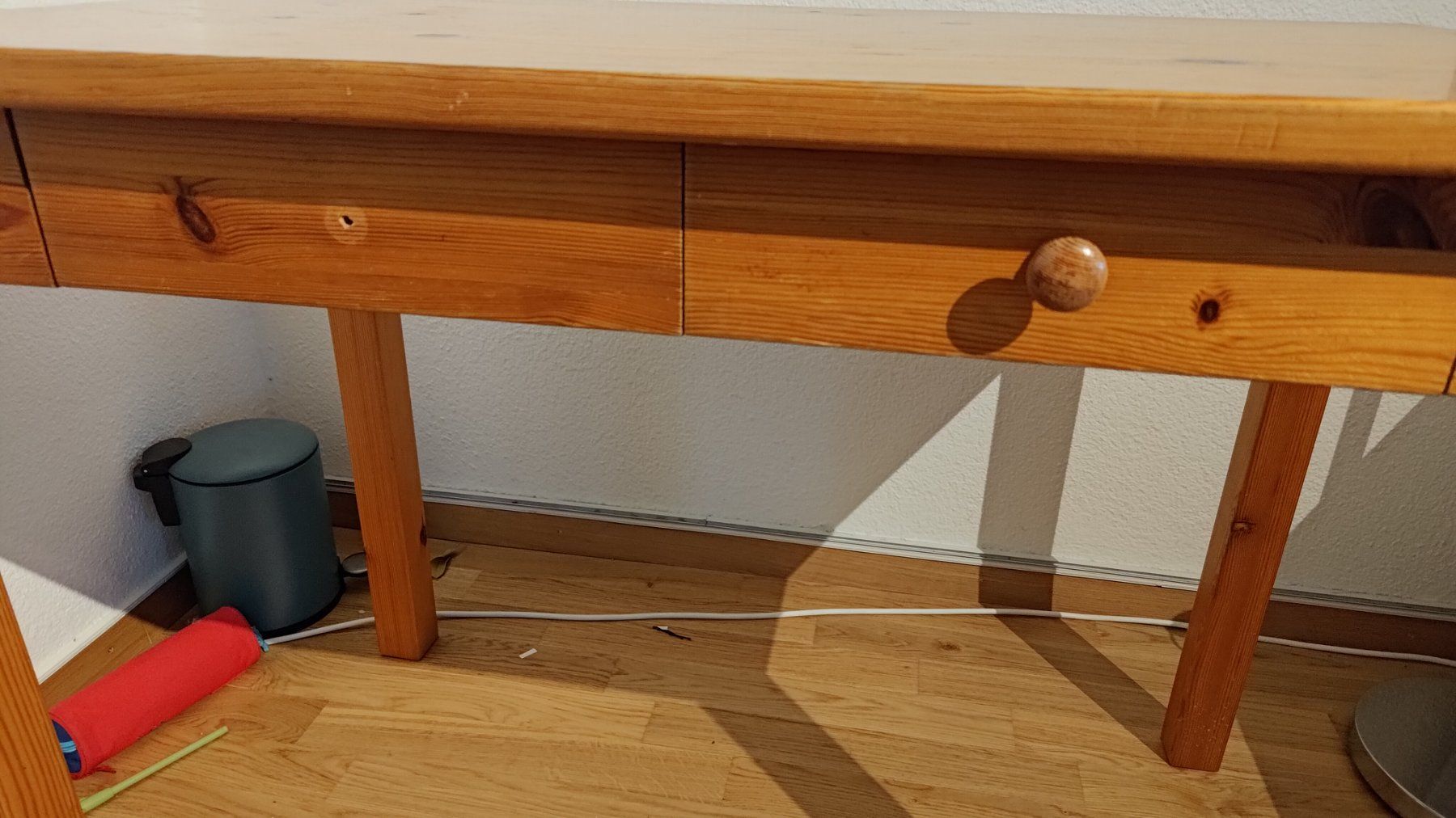 Scrivanie: Schreibtisch aus Holz – Usato da Richterswil venduto da chabwino13 2