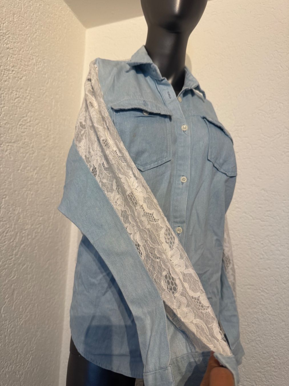 Camicette: Damen Bluse Jeansbluse mit eleganter Spitze Hellblau Gr. S – Usato da Frenkendorf venduto da Style365 2