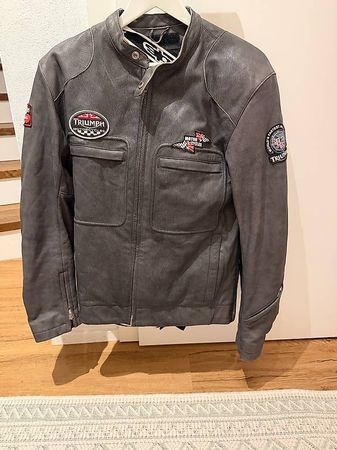 Motorradjacke Triumph, Rückenpanzer, Handschuhe und Helm