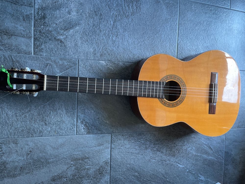 Gitarre (Defekt) in Zermatt für CHF 60 – mit Lieferung auf Ricardo kaufen