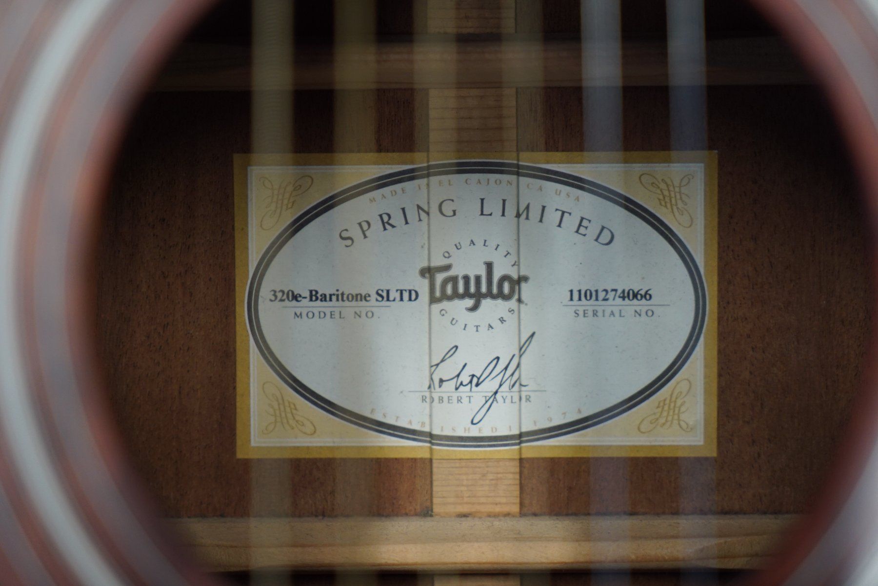 Taylor Strumenti musicali: Taylor 320e Baritone SLTD Limited Edition mit Koffer – Usato da Ortschwaben venduto da Musictrade 6