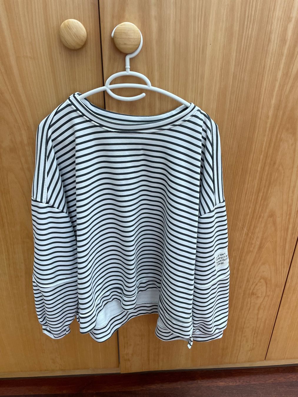 Pullover & Sweatshirts: Oversize Sweater schwarz-weiss – Neu (gemäss Beschreibung) aus Frauenfeld von chb_ndq9