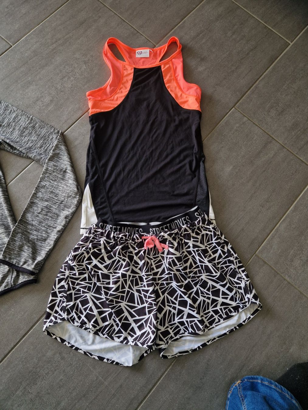 Lotti & Set di vestiti: Sport Kleiderpaket Gr. 158/164 – Usato da Mezzovico venduto da maemy 2
